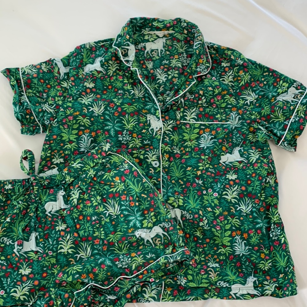 Print fresh unicorns garden pajama set medium like new, no stains